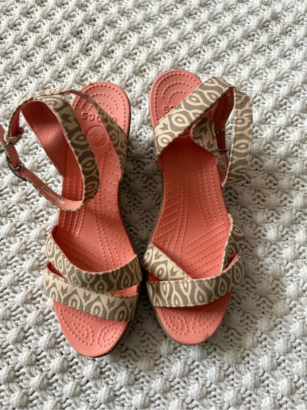 Crocs Leigh wedge slingback sandals coral and beige geometric print size 9 EUC